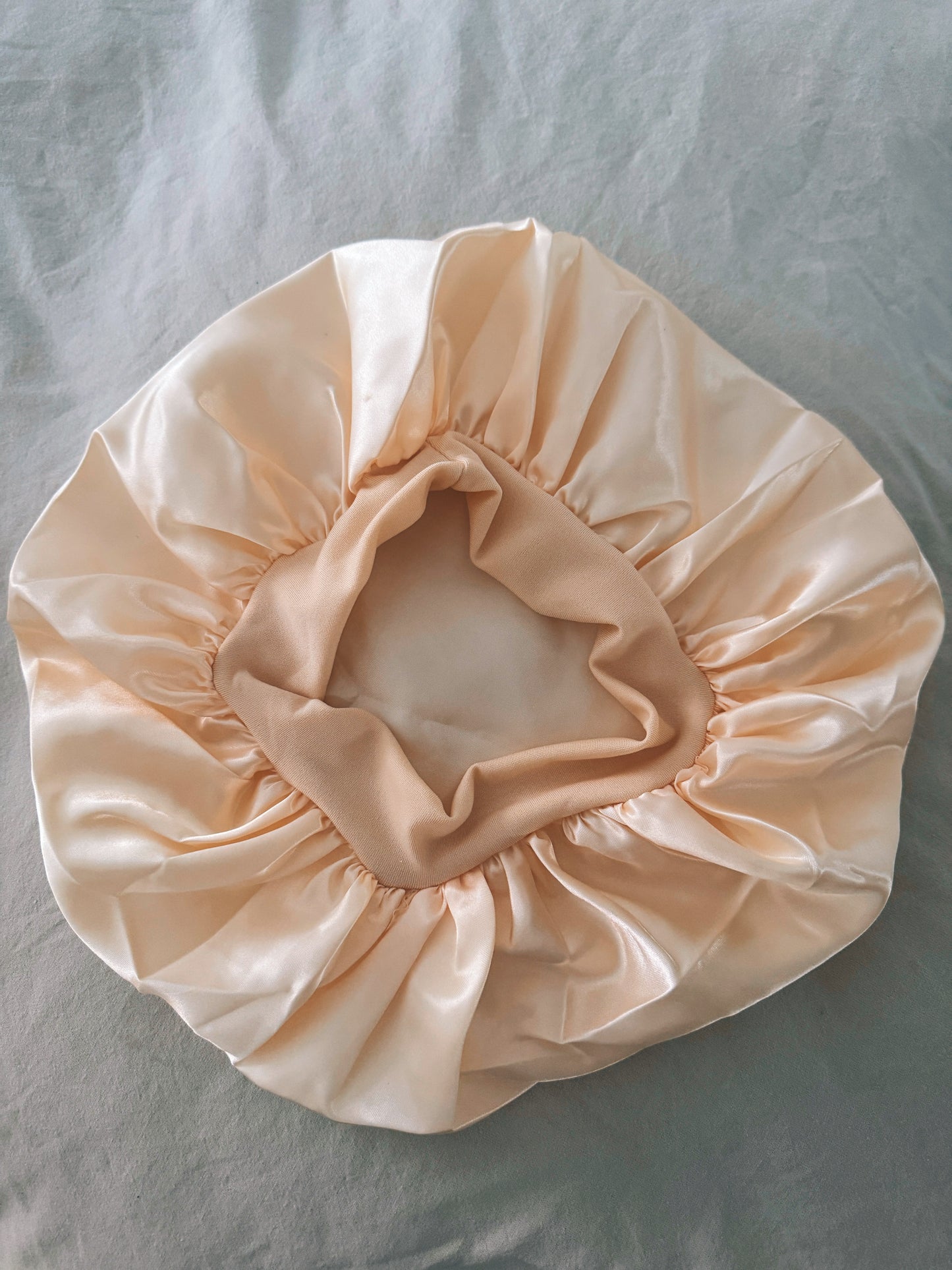 Bonnet i satin