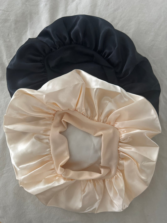 Bonnet i satin