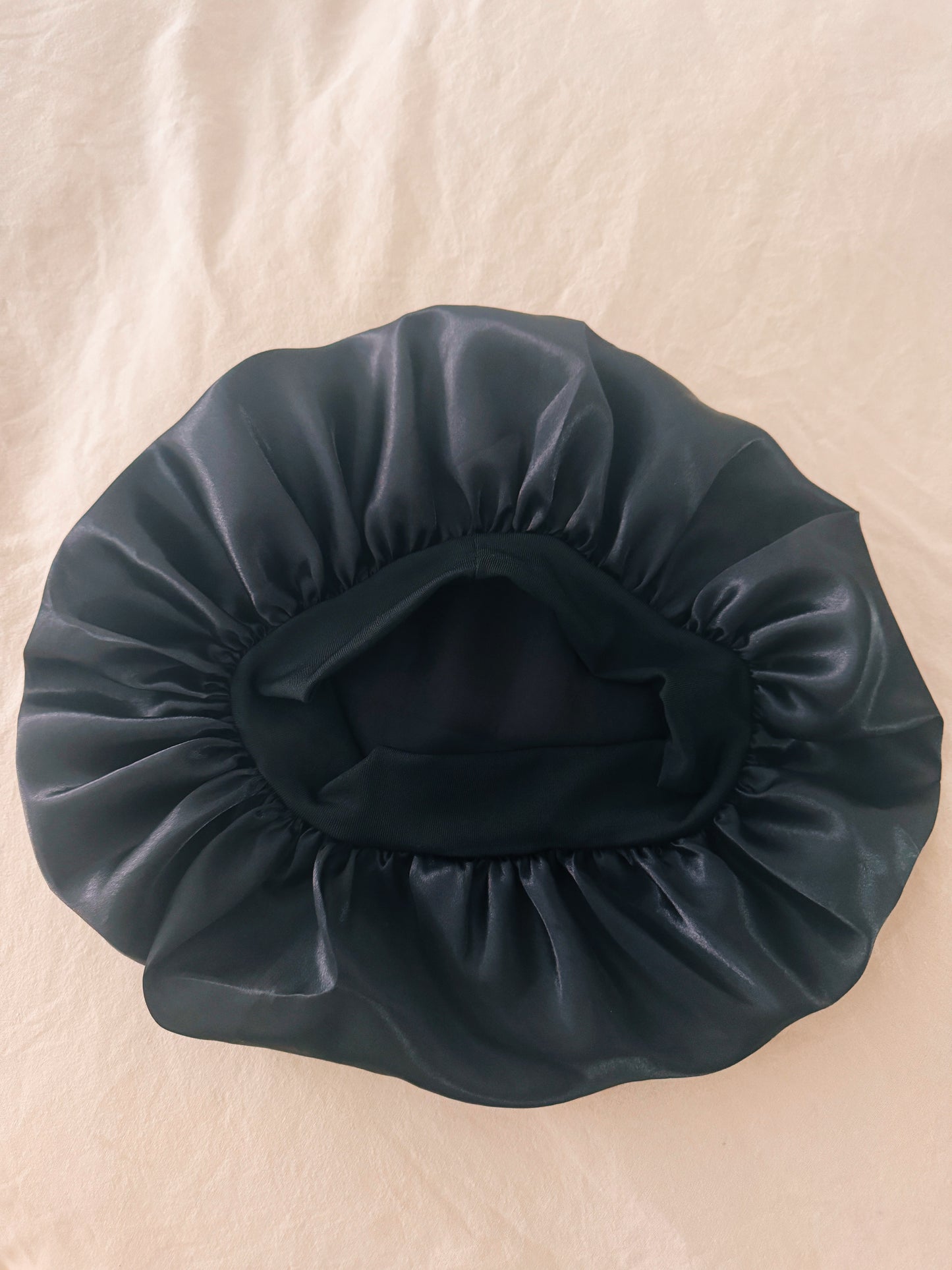 Bonnet i satin